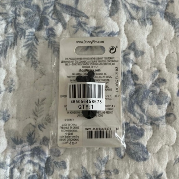 NWT Disney Mickey Holiday Christmas Wreath Pin - Picture 10 of 14